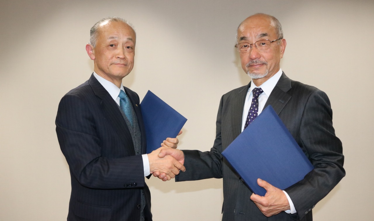 成瀬社長（左）と長尾理事長（右）