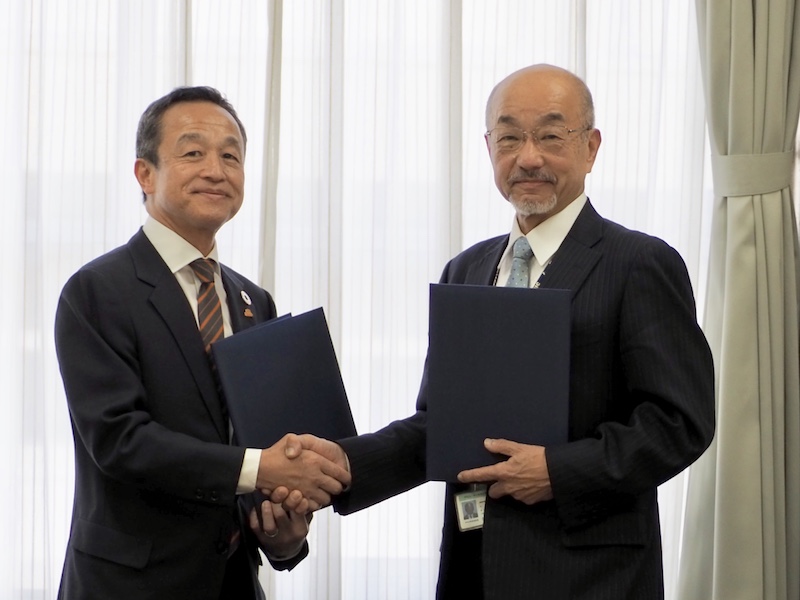 三須社長（左）と長尾理事長（右）