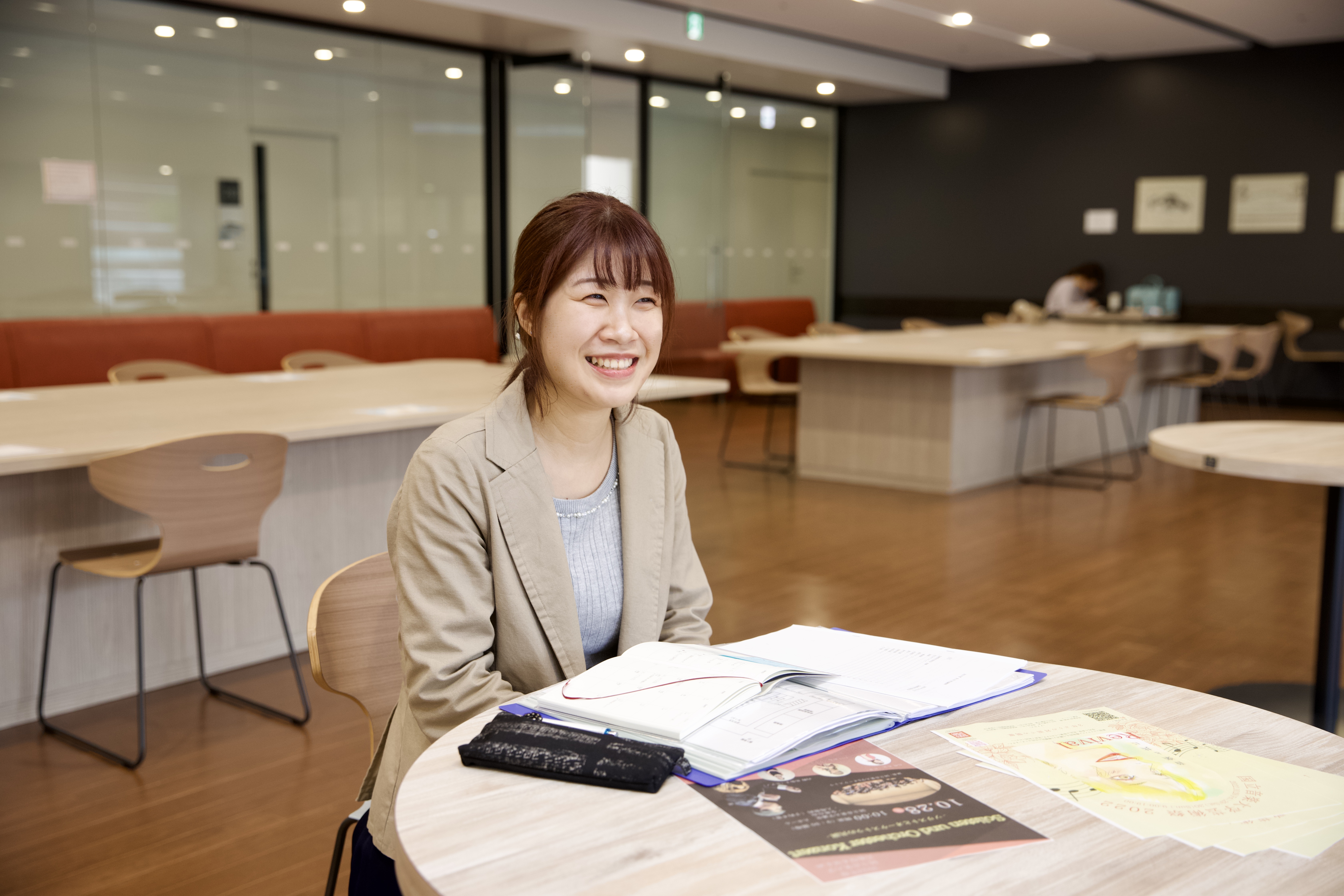 インタビューに答える芸術祭実行委員長の佐藤さんの写真