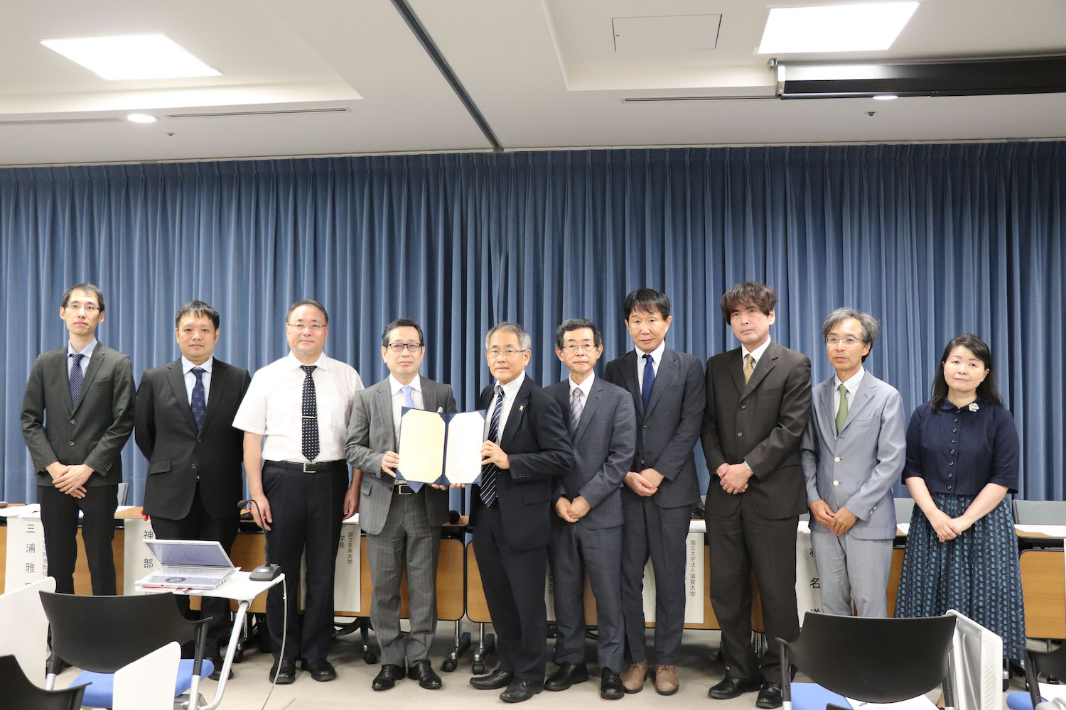 記者会見に臨む滋賀大学、国立音楽大学の参加者