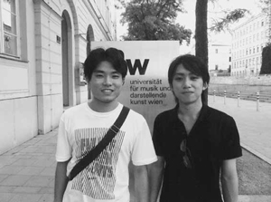 ウィーン国立音楽大学の正門前（左が本人）