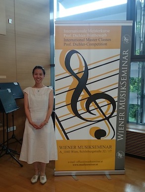 　　　ウィーン国立音楽大学のレッスンが行われた教室にて