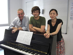 Bernard de Crepy 教授（左）と、受講生（中）とレッスン室にて