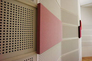 響きを可変可能な音響パネル（新1号館レッスン室）