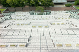 新1号館屋上から外階段を見下ろす