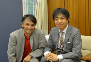 （左）準・メルクル氏、（右）花岡千春副学長