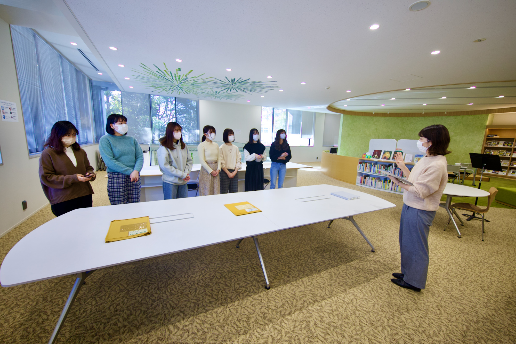 図書館員から説明を受ける学生