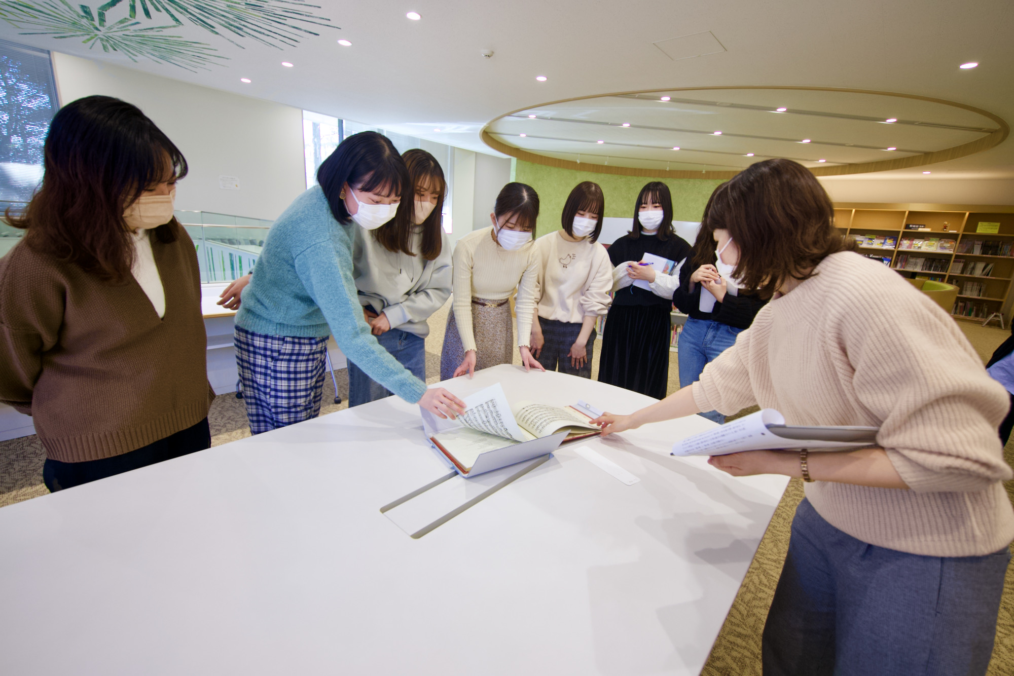 楽譜に触れる学生たち