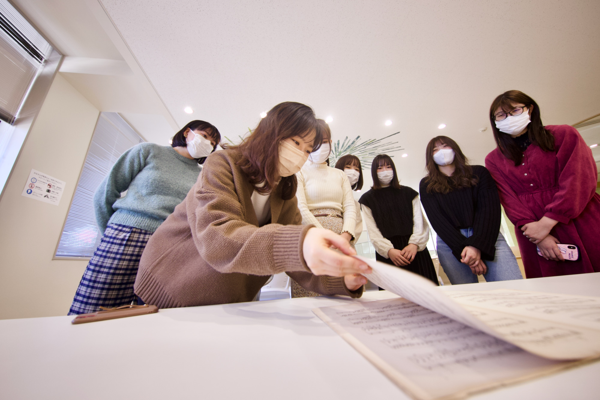楽譜に触れる学生たち
