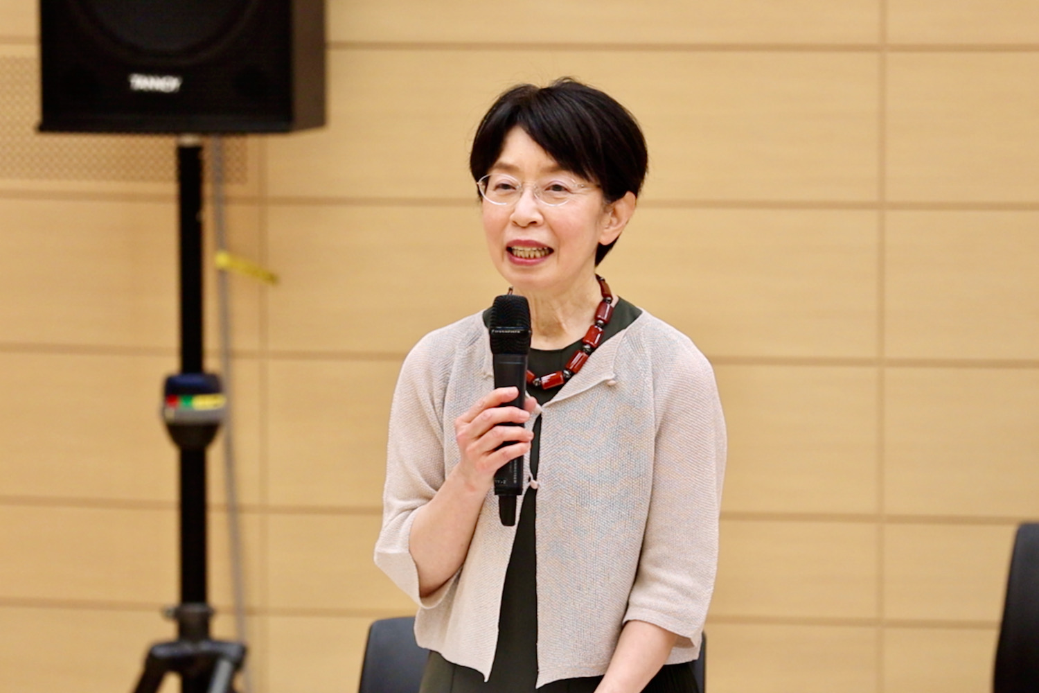 お話しする渋谷淑子先生
