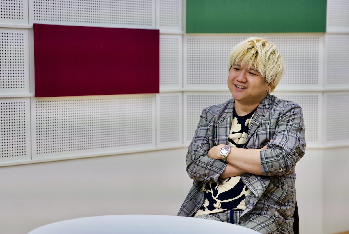 インタビューに答えるYaffleさんの写真