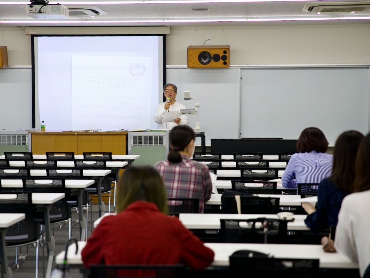 国立音楽大学のシンフォニックウインドについて講義する雲井先生の写真
