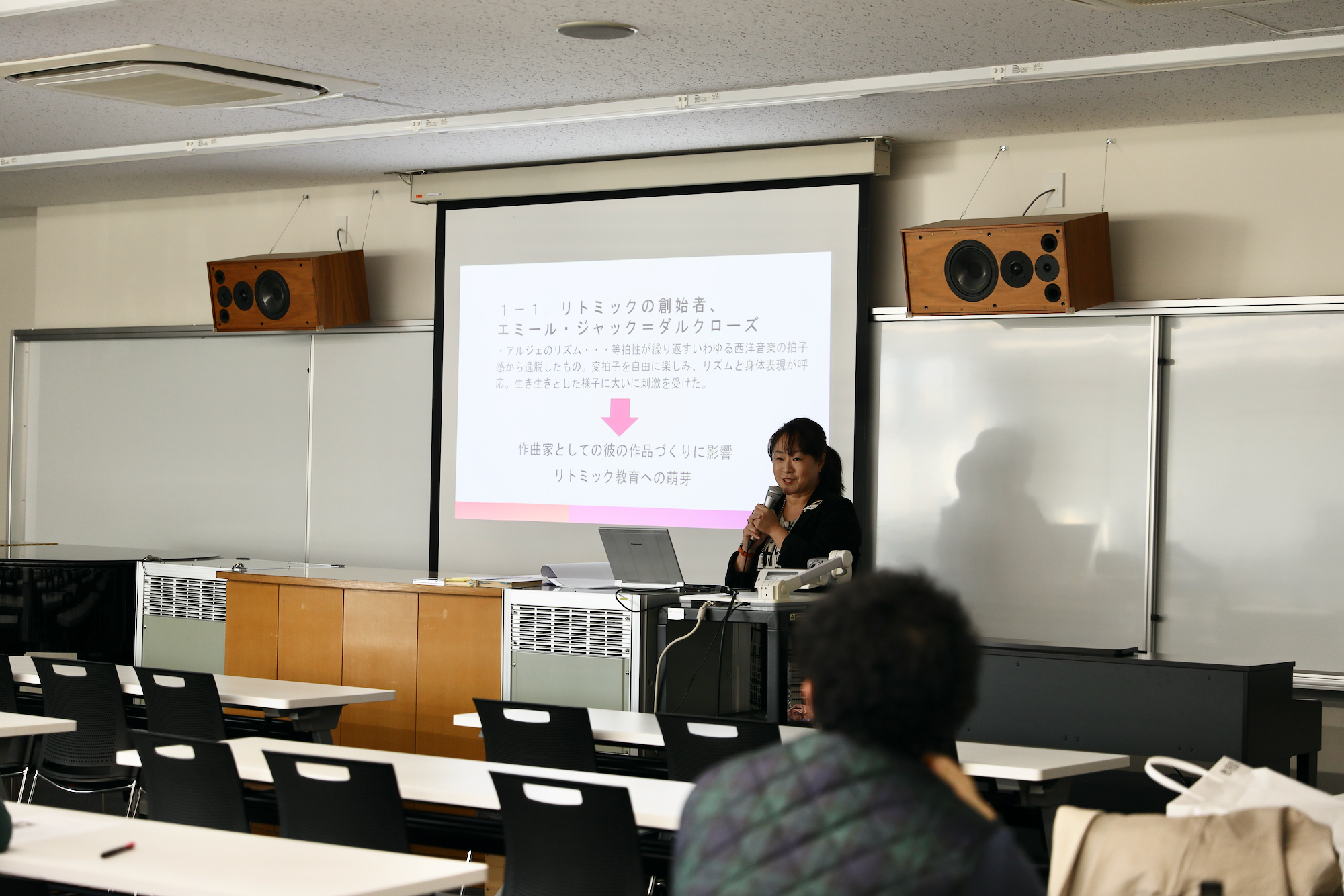 授業を行う伊藤先生の写真