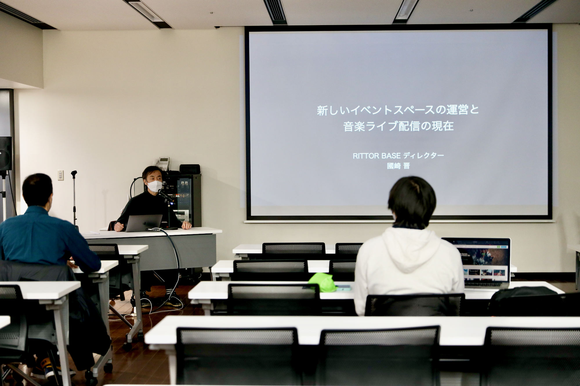 レクチャーの講義を行う御茶ノ水RITTOR BASE國崎氏の写真